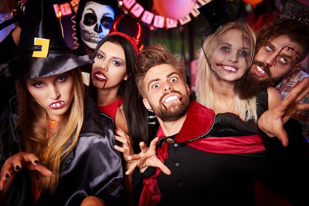 Jóvenes amigos divirtiéndose en la fiesta de Halloween