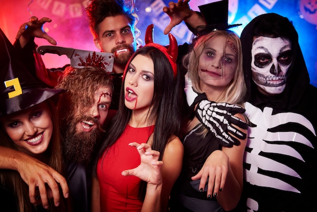 Jóvenes amigos divirtiéndose en la fiesta de Halloween