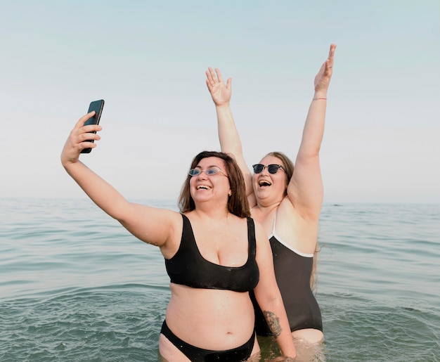 Jóvenes amigos emocionados que se toman una foto