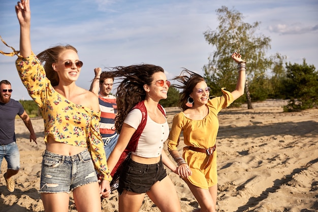 Jóvenes amigos en una fila al aire libre