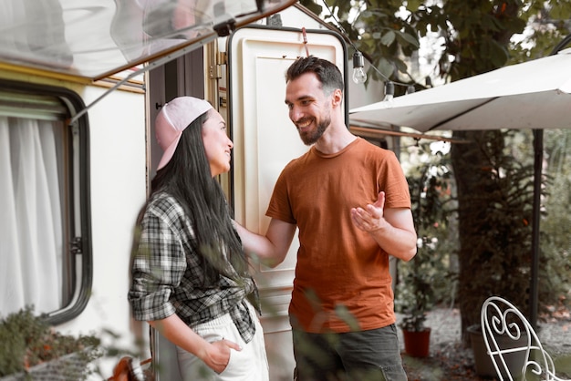 Jóvenes amigos hablando junto a una camioneta