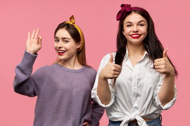 Jóvenes amigos hermosos posando con positividad