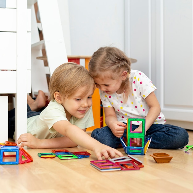 Foto gratuita jóvenes amigos jugando en casa