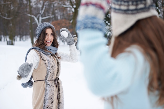 Jóvenes amigos jugando con nieve