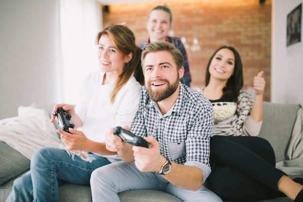 Jóvenes amigos jugando videojuegos con desafío