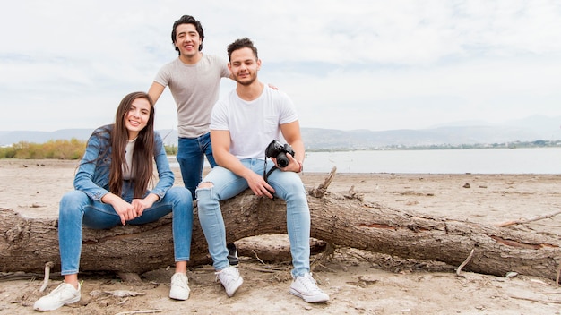 Jóvenes amigos en el mar