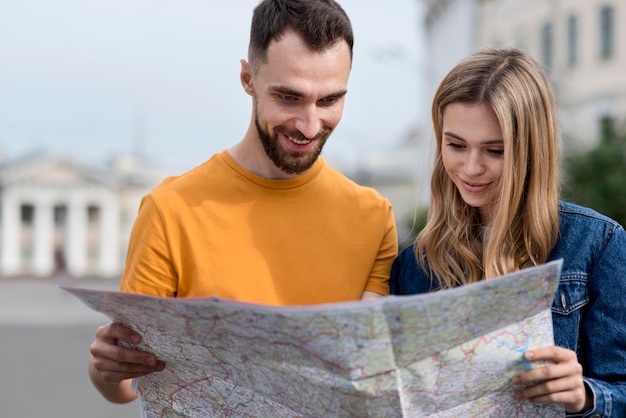 Foto gratuita jóvenes amigos mirando un mapa