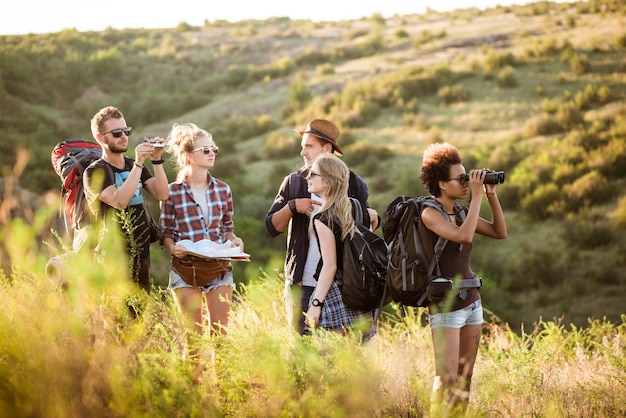 Foto gratuita jóvenes amigos con mochilas disfrutando de la vista, viajando en el cañón