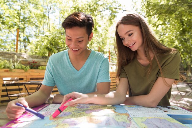 Jóvenes amigos multiétnicos concentrados estudiantes al aire libre