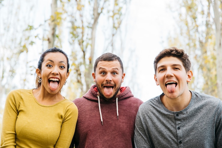 Foto gratuito jóvenes amigos multirraciales mostrando lengua.