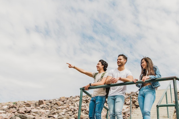 Foto gratuita jóvenes amigos en la naturaleza