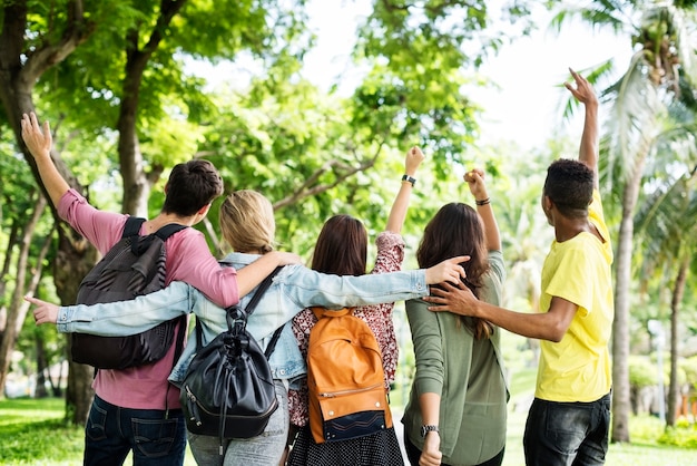 Jóvenes amigos en el parque