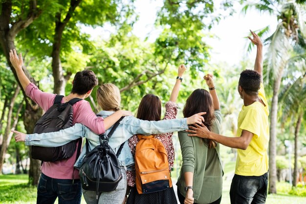 Jóvenes amigos en el parque