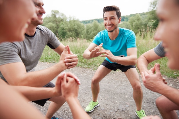 Foto gratuita jóvenes amigos preparándose para un maratón