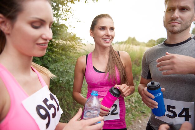 Jóvenes amigos preparándose para un maratón