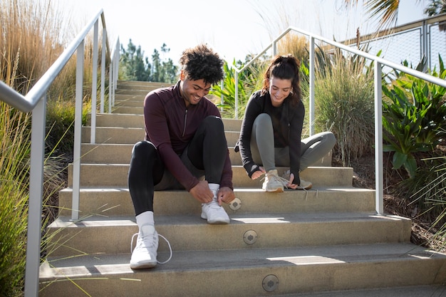 Foto gratuita jóvenes amigos sentados en las escaleras