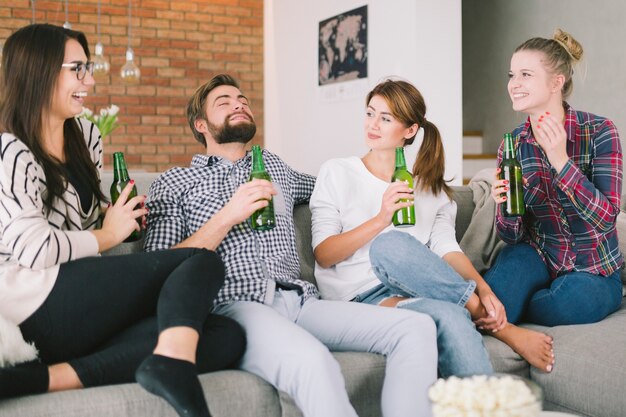 Jóvenes amigos tomando cervezas y hablando