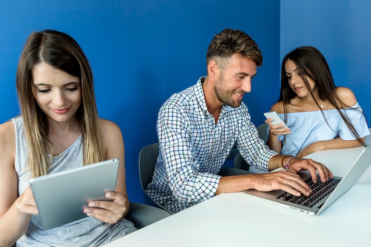 Foto gratuito jóvenes amigos trabajando con la tecnología