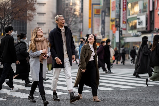 Jóvenes amigos viajando por japón