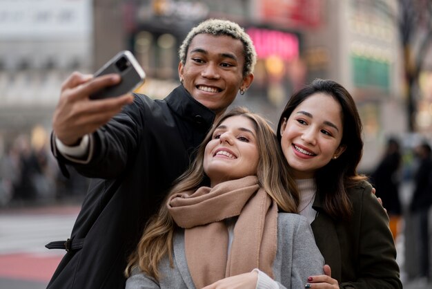 Jóvenes amigos viajando por japón