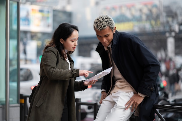 Jóvenes amigos viajando por japón