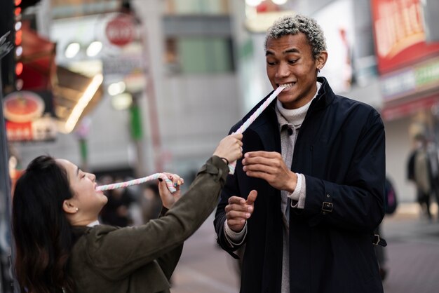 Jóvenes amigos viajando por japón