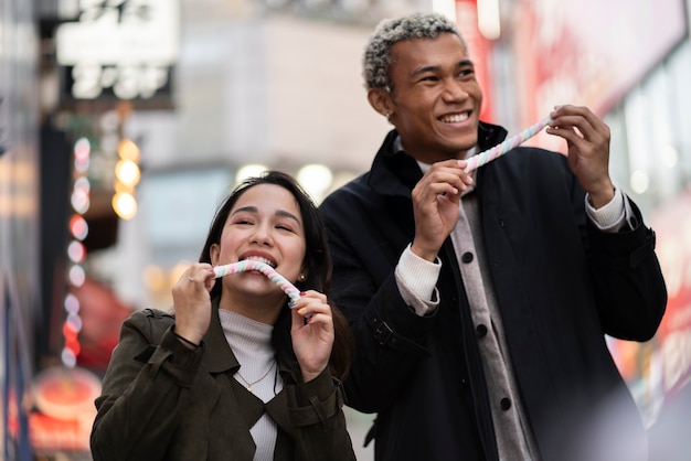 Jóvenes amigos viajando por japón