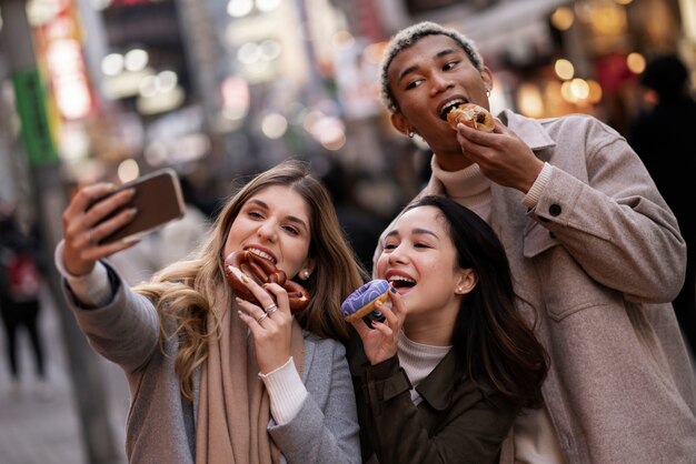 Jóvenes amigos viajando por japón