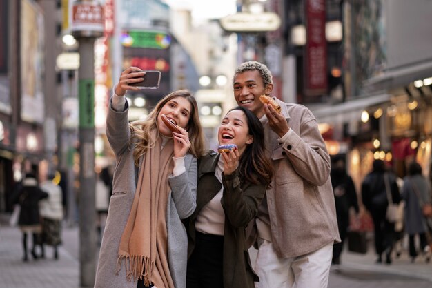 Jóvenes amigos viajando por japón