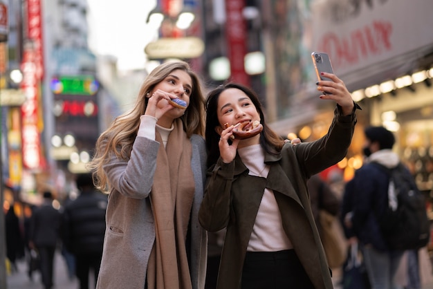 Jóvenes amigos viajando por japón