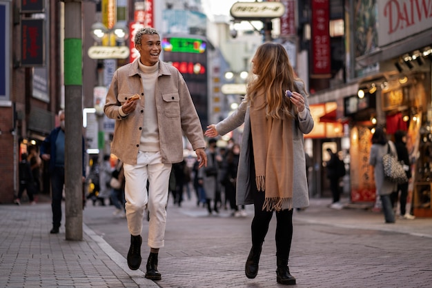 Jóvenes amigos viajando por japón