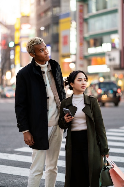 Jóvenes amigos viajando por japón