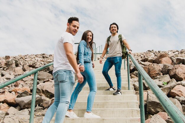 Jóvenes amigos viajando juntos