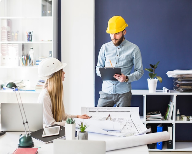 Jóvenes arquitectos que trabajan en la oficina