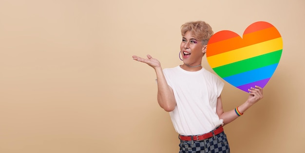 Jóvenes asiáticos transgénero LGBT que muestran el corazón del arco iris