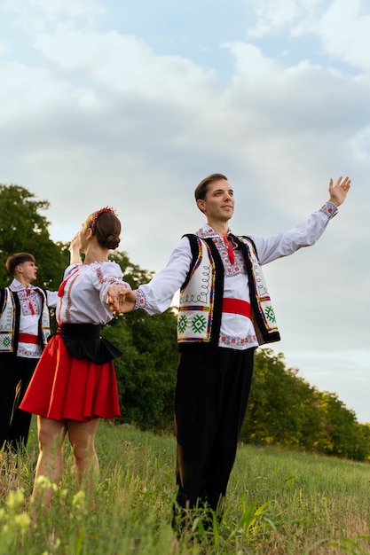 Foto gratuita jóvenes bailando al aire libre tiro completo