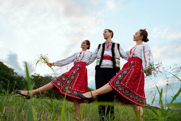 Jóvenes bailando folk ángulo bajo