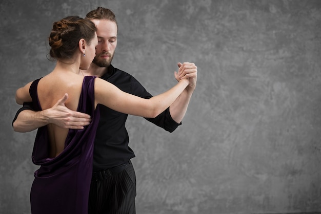 Jóvenes bailando tango en un estudio.