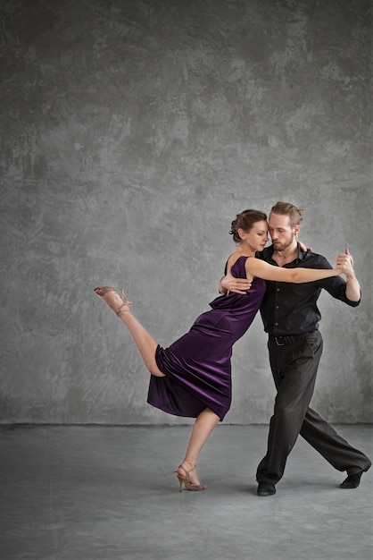 Foto gratuita jóvenes bailando tango en un estudio.