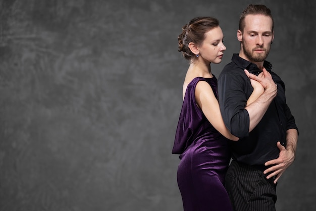 Jóvenes bailando tango en un estudio.