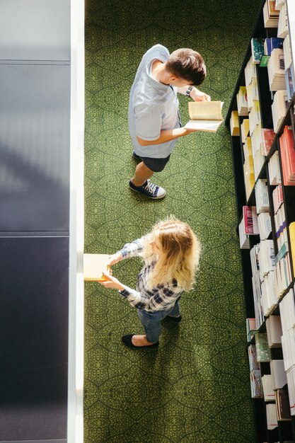 Jóvenes en la biblioteca