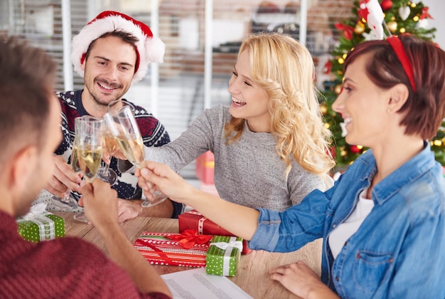 Jóvenes brindando durante la fiesta de Navidad