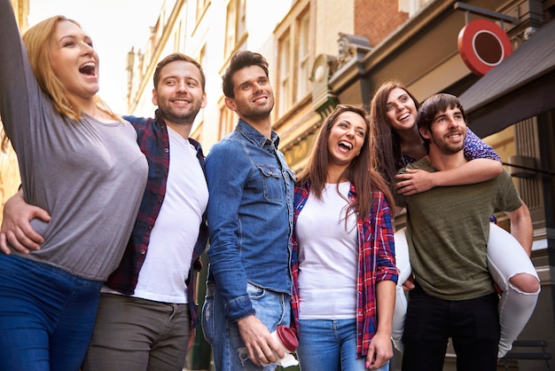 Jóvenes en la calle de la ciudad