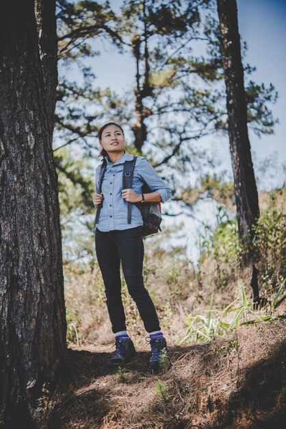 Jóvenes caminante mujer tomar un descanso mientras caminata a la montaña. Concepto de vacaciones de aventura.