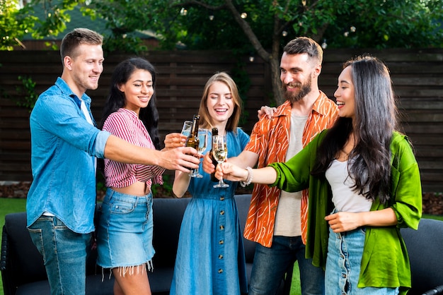 Jóvenes celebrando la amistad juntos