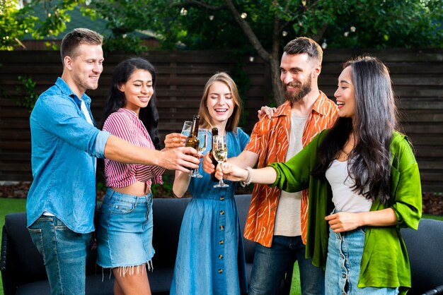 Jóvenes celebrando la amistad juntos