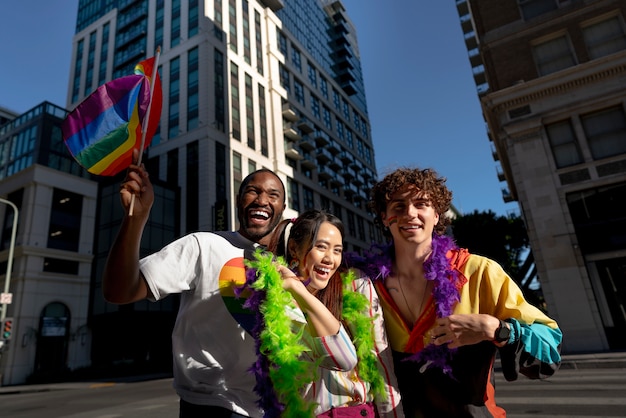 Foto gratuita jóvenes celebrando el mes del orgullo