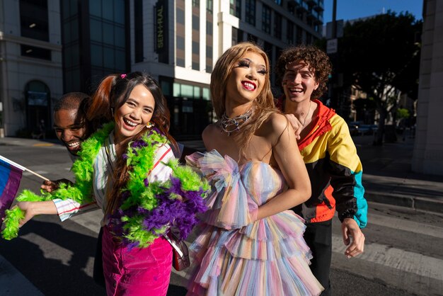 Jóvenes celebrando el mes del orgullo