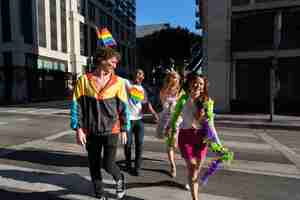 Foto gratuita jóvenes celebrando el mes del orgullo