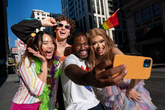 Jóvenes celebrando el mes del orgullo